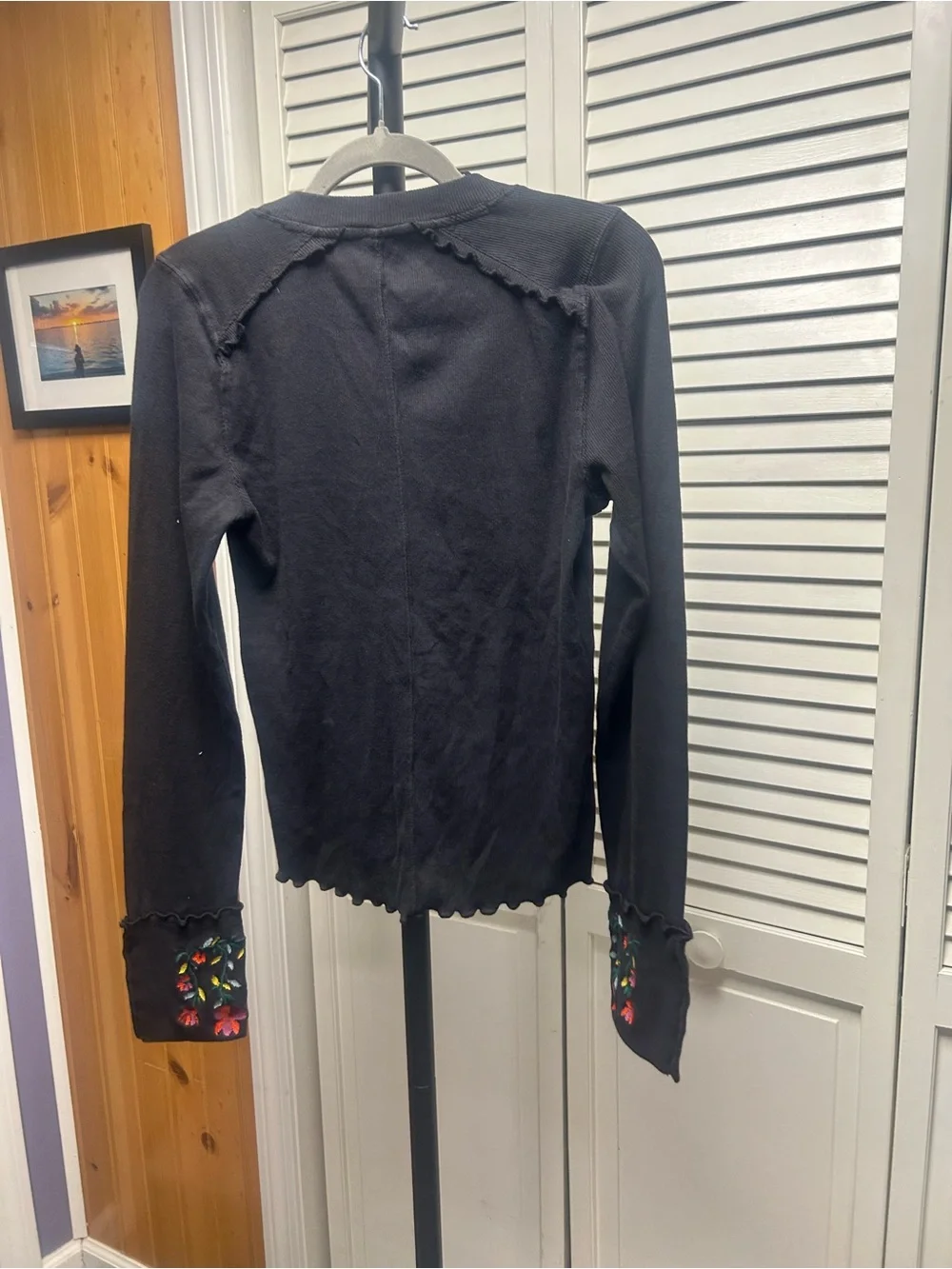 Nwot fleur embroidered cuff top no size tag